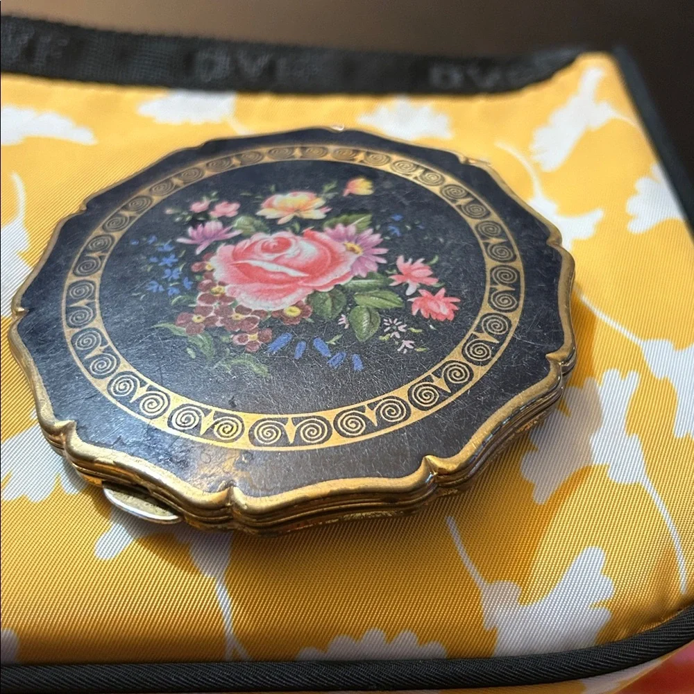 Vintage Stratton powder compact floral embossed - Picture 2 of 11